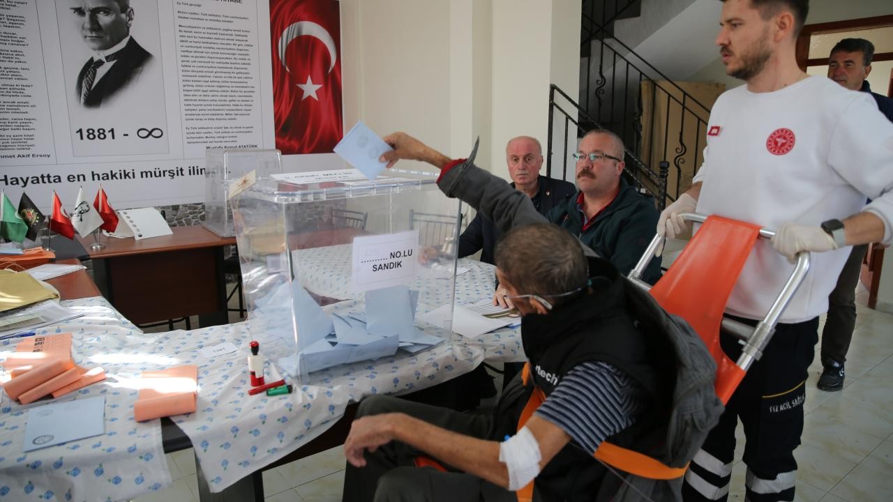 Kral da var, astronavt da - Türkiyə seçkilərində maraqlı görüntülər