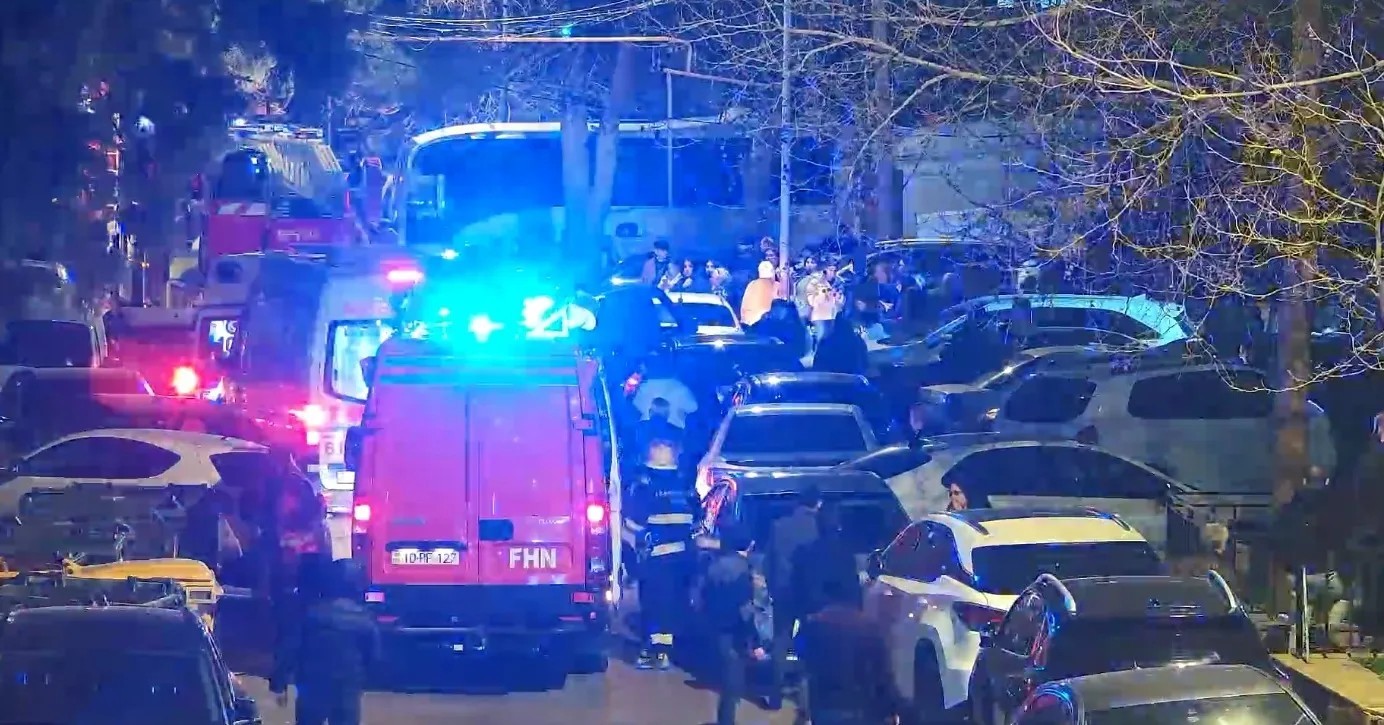 Bakıda yanğın zamanı 50 sakin təxliyə olunub - FOTOLAR (YENİLƏNİB)