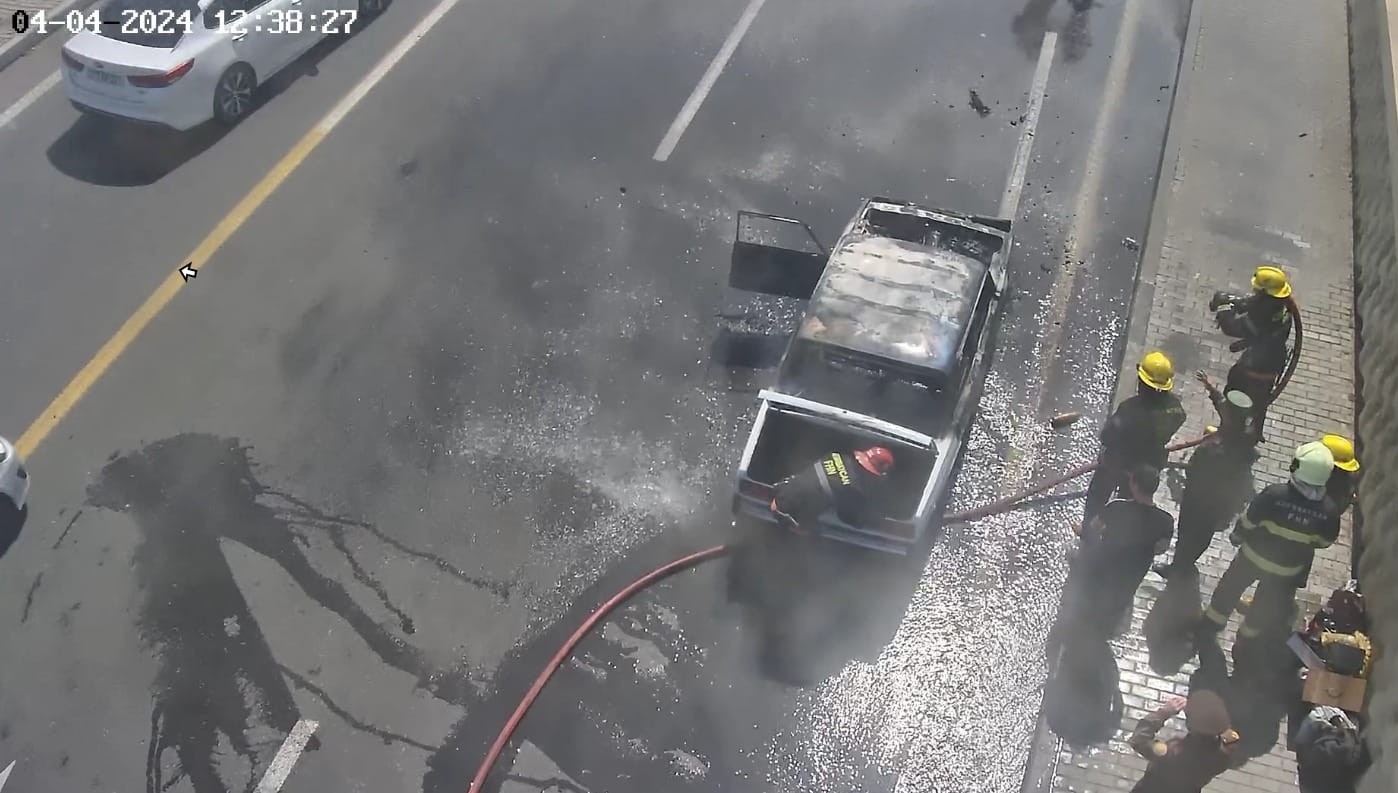 Bakıda maşının yanması sıxlığa səbəb oldu - FOTO