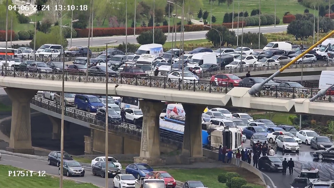Bakıda bitumdaşıyan yük maşını aşdı - Maye yola dağıldı (YENİLƏNİB+VİDEO)