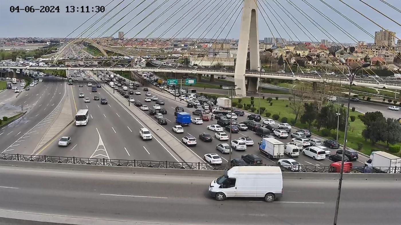 Bakıda bitumdaşıyan yük maşını aşdı - Maye yola dağıldı (YENİLƏNİB+VİDEO)