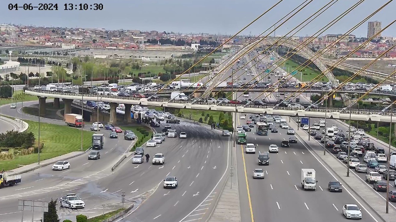 Bakıda bitumdaşıyan yük maşını aşdı - Maye yola dağıldı (YENİLƏNİB+VİDEO)