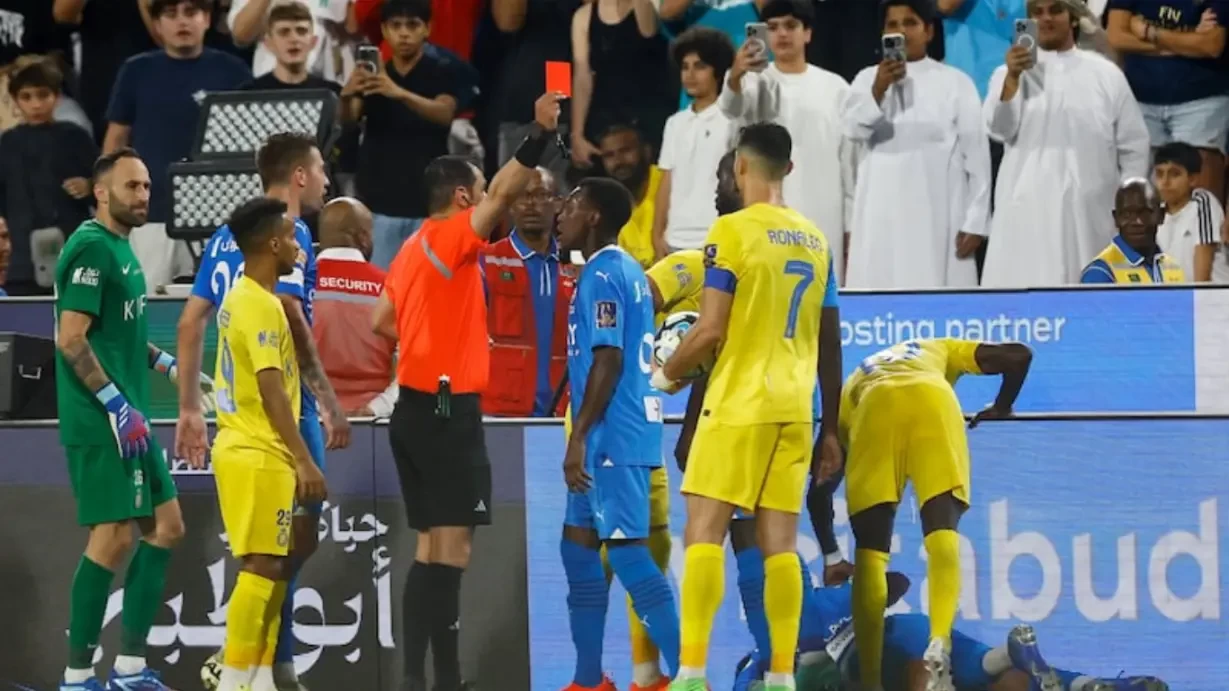 Ronaldo qırmızı vərəqə aldı - FOTO