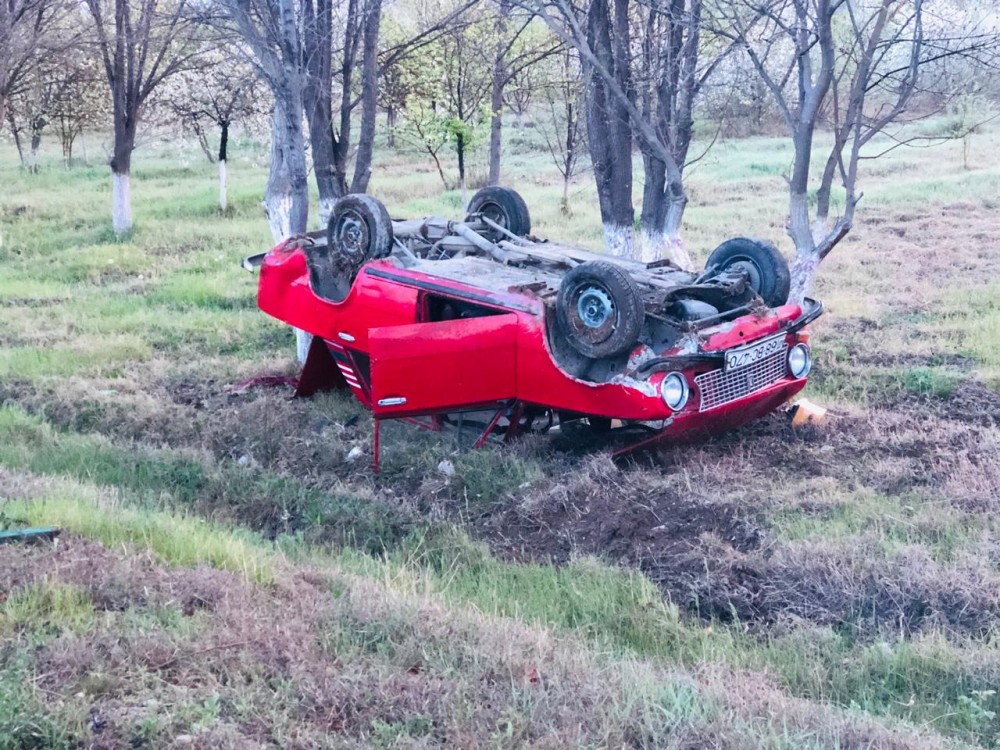 Şərurda maşın aşıb, sürücü xəsarət alıb - FOTO