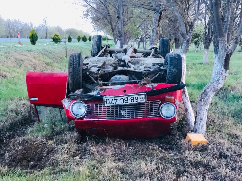 Şərurda maşın aşıb, sürücü xəsarət alıb - FOTO
