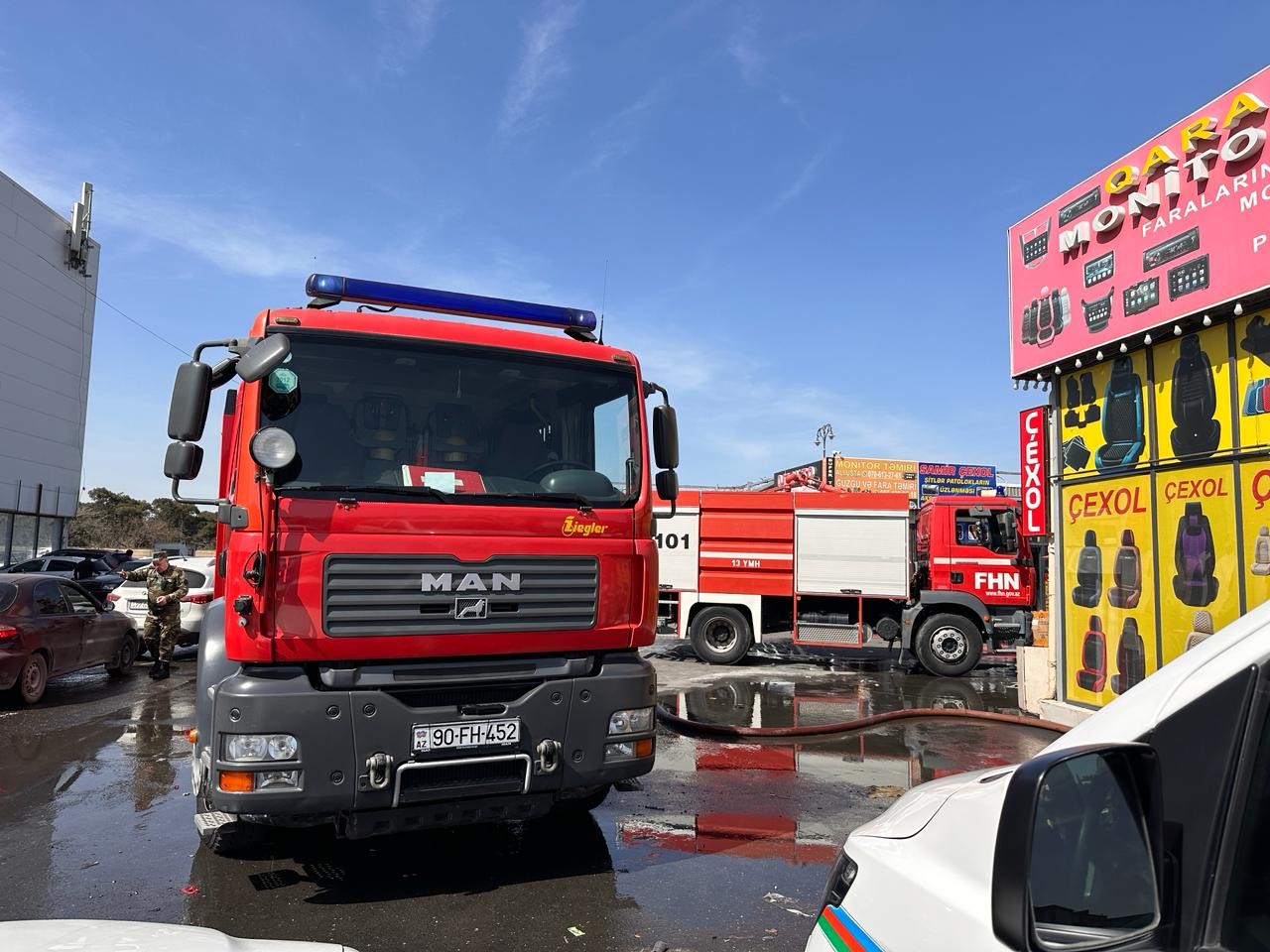 "Maşın bazarı"nda 4 mağaza yanıb - YENİLƏNİB