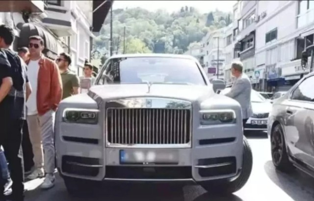 Həyat yoldaşına 2 milyon avroluq avtomobil bağışladı - Foto