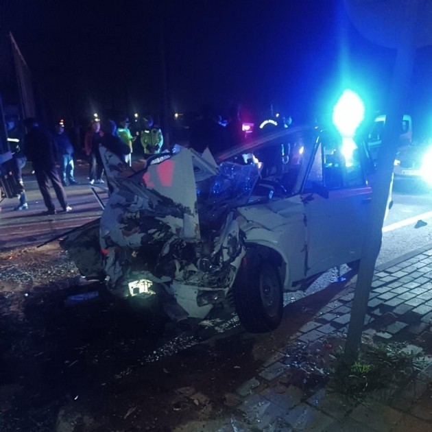 Bakıda 2 avtomobil qatarla toqquşdu - FOTOLAR