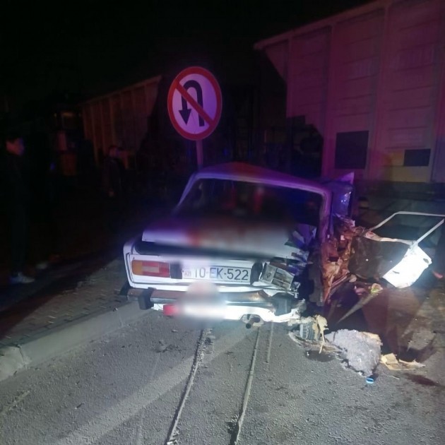 Bakıda 2 avtomobil qatarla toqquşdu - FOTOLAR