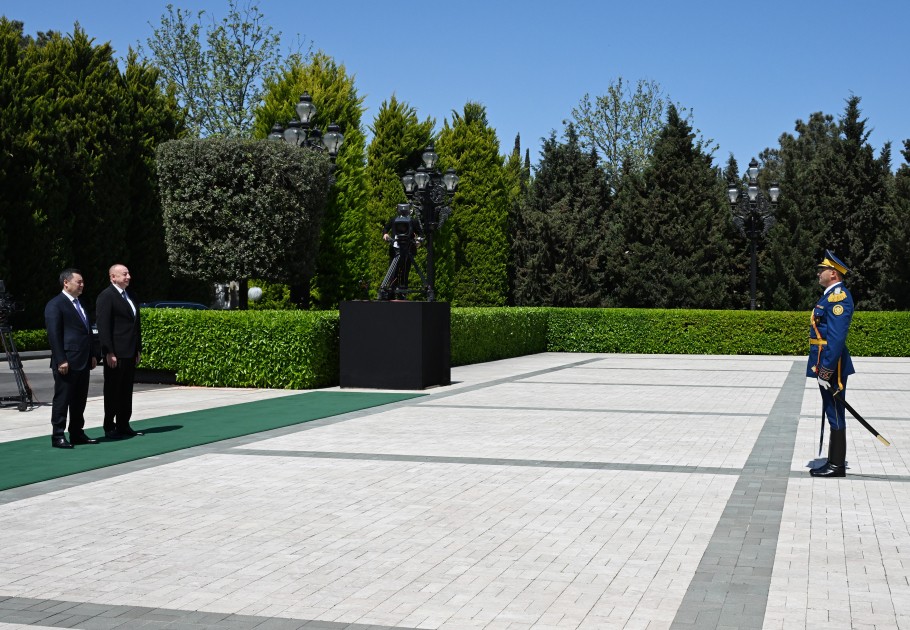 Qırğızıstan Prezidentinin rəsmi qarşılanma mərasimi olub - YENİLƏNİB (FOTOLAR)