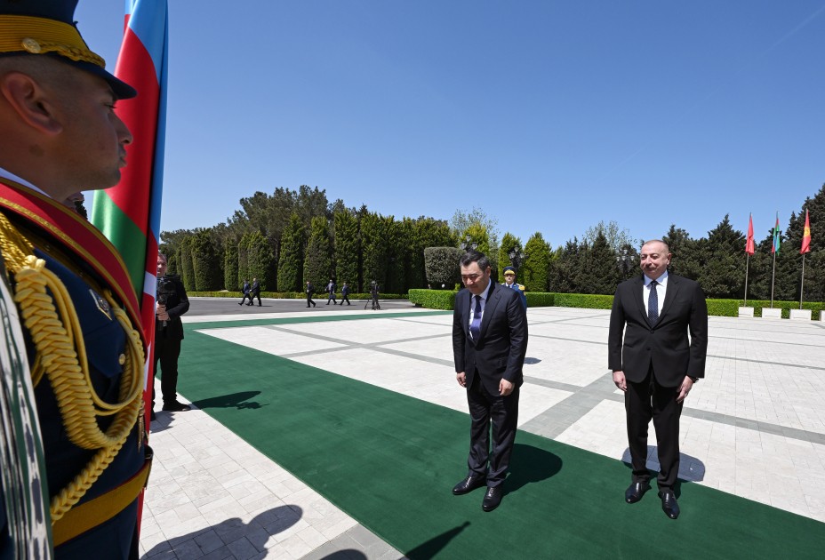 Qırğızıstan Prezidentinin rəsmi qarşılanma mərasimi olub - YENİLƏNİB (FOTOLAR)