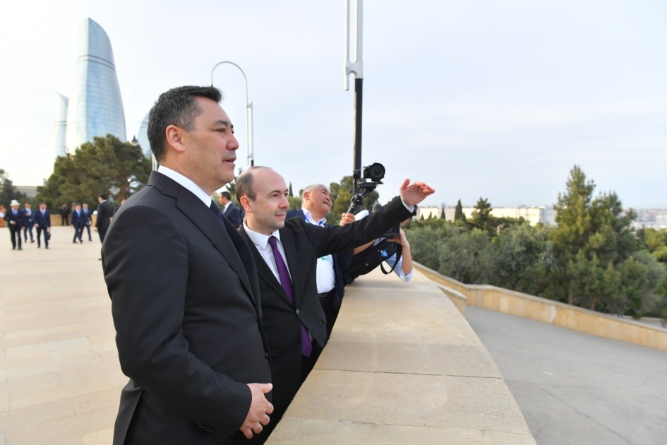 Qırğızıstan Prezidenti Bakıda şəhidlərin xatirəsini andı - FOTOLAR