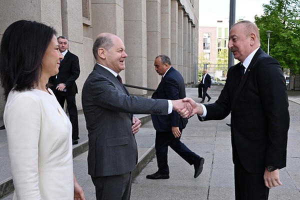 İlham Əliyevlə Şoltsun geniş tərkibdə görüşü keçirilib - FOTOLAR (YENİLƏNİB)