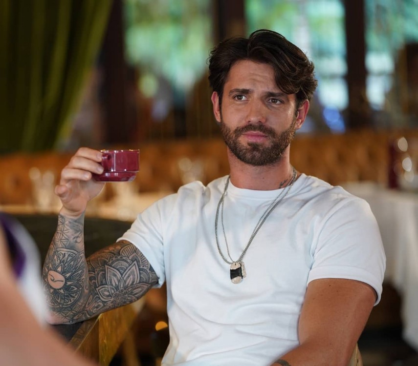 Məşhur aktyor "Sandık kokusu"nda - FOTO