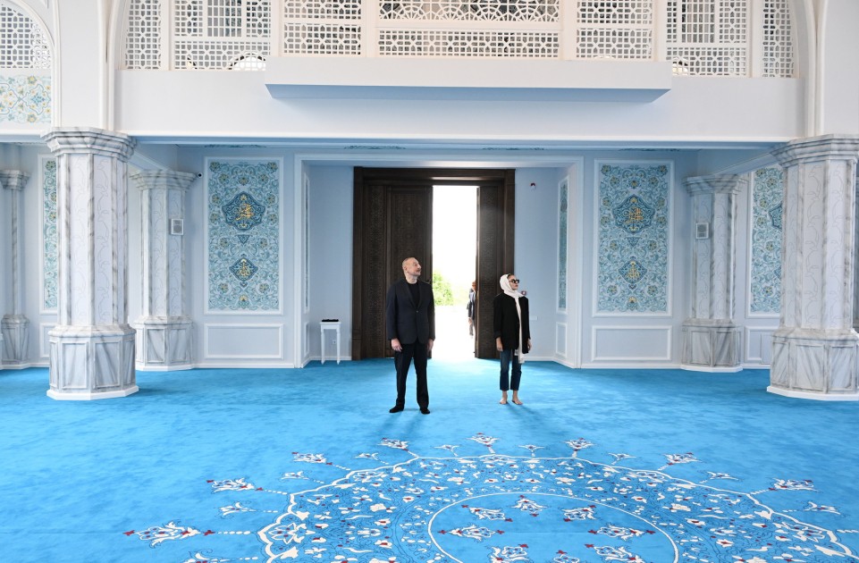 İlham Əliyev və Mehriban Əliyeva Zəngilan məscidinin açılışında iştirak ediblər - FOTOLAR