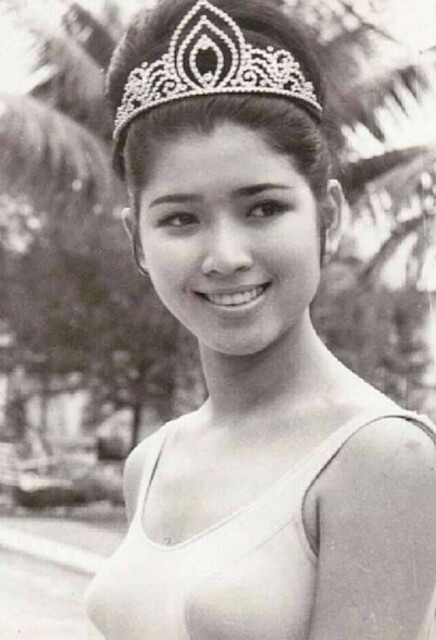 Gözəlliyi ilə diqqət çəkən 76 yaşlı model - FOTOLAR