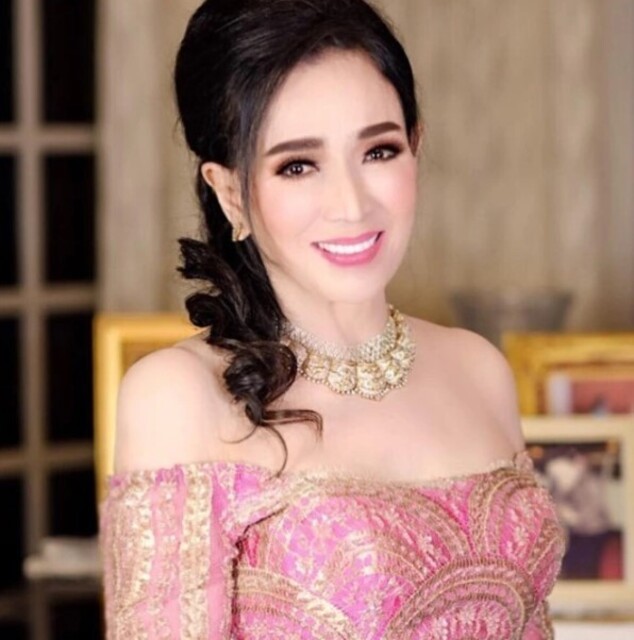 Gözəlliyi ilə diqqət çəkən 76 yaşlı model - FOTOLAR