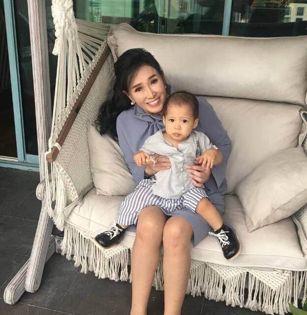 Gözəlliyi ilə diqqət çəkən 76 yaşlı model - FOTOLAR