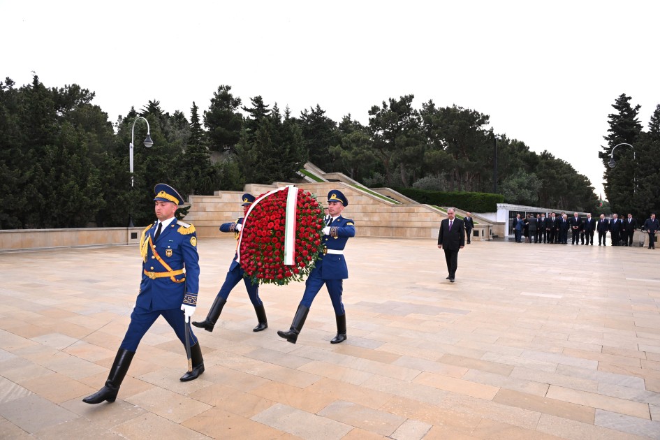 Tacikistan Prezidenti Şəhidlər xiyabanını ziyarət etdi - FOTOLAR
