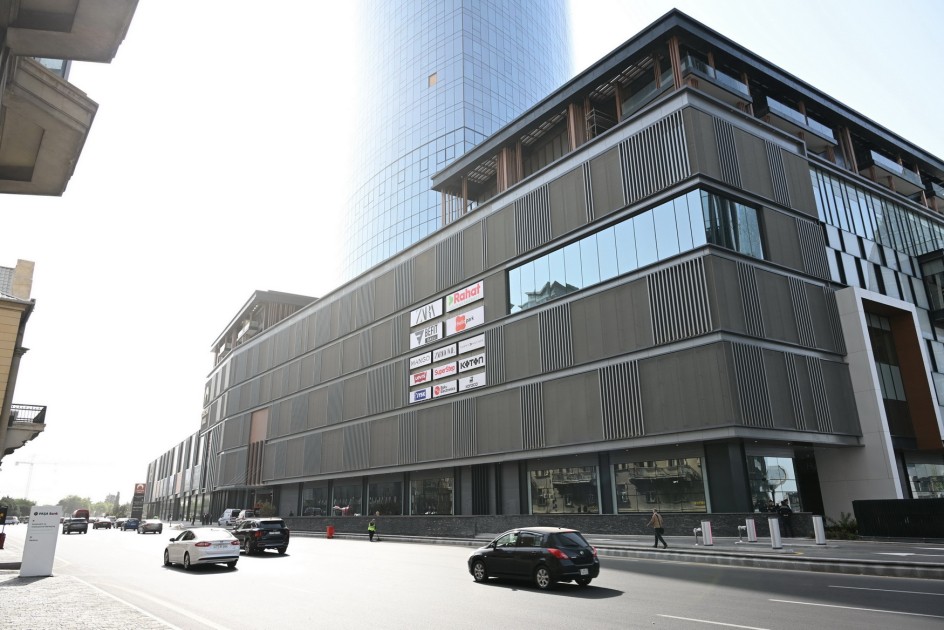 İlham Əliyev və xanımı “Crescent Mall”ın açılışında - YENİLƏNİB (FOTOLAR)