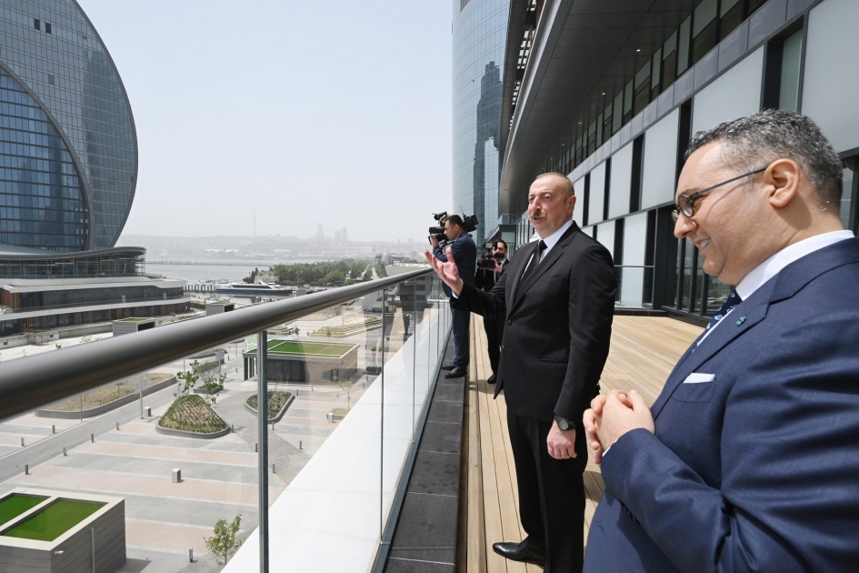 İlham Əliyev və xanımı “Crescent Mall”ın açılışında - YENİLƏNİB (FOTOLAR)