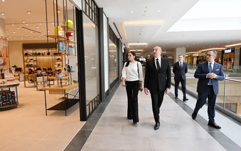 İlham Əliyev və xanımı “Crescent Mall”ın açılışında - YENİLƏNİB (FOTOLAR)