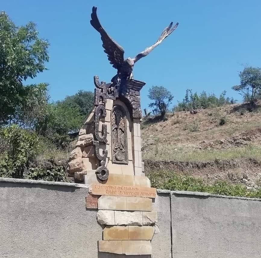 Ermənilər Kirants kəndini boşaldır - Məşhur heykəl söküldü (FOTO)