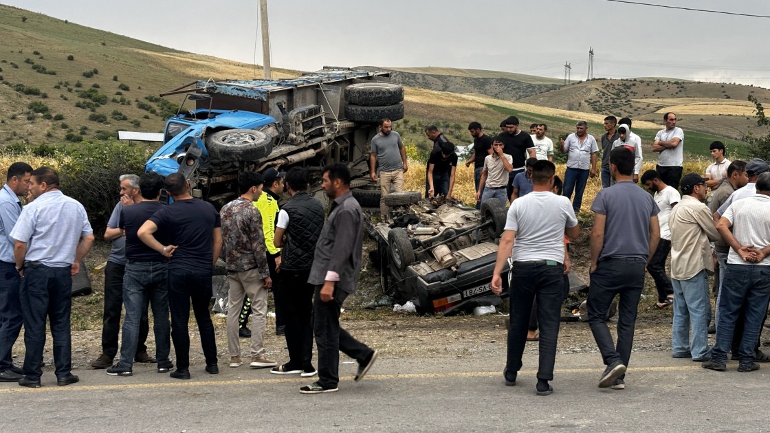 İsmayıllıda dəhşətli yol qəzası - Ölən və yaralanan var (FOTO)