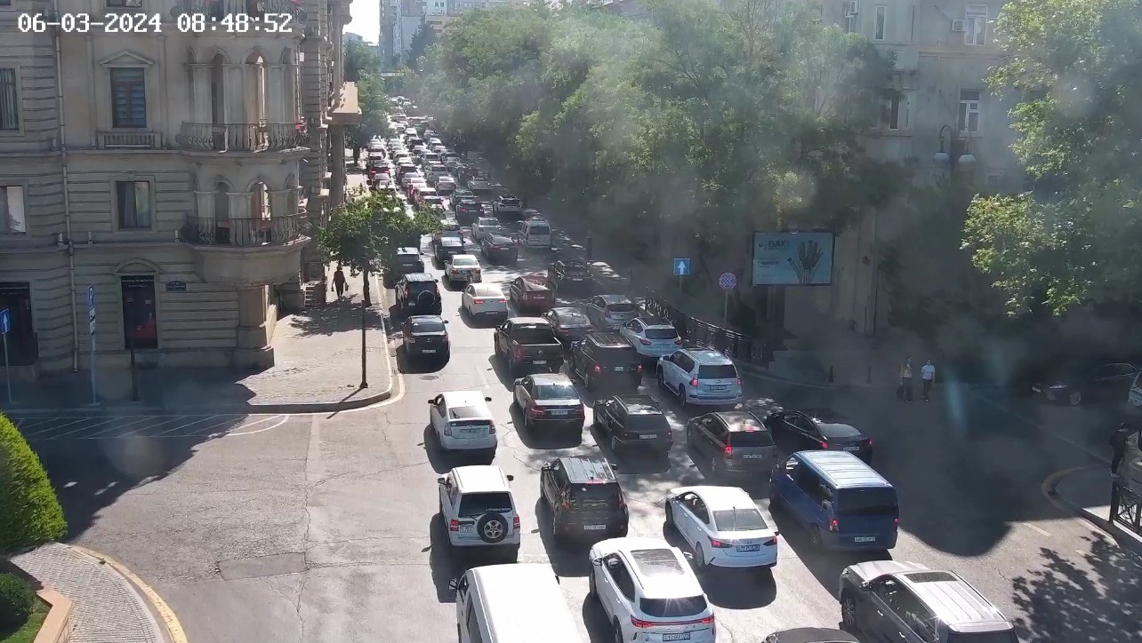 Bakıda avtomobil aşdı - FOTOLAR