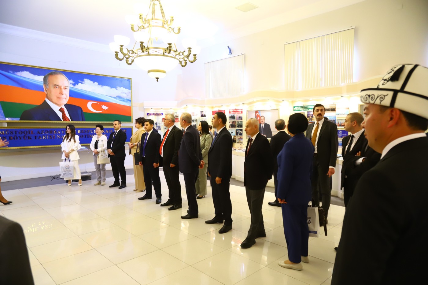 Baş prokuror beynəlxalq konfrans iştirakçıları ilə görüşüb - FOTOLAR