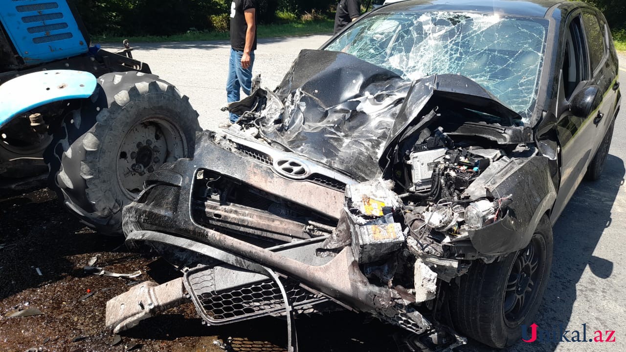 Traktorla maşın toqquşdu - Xəsarət alanlar var (FOTOLAR-YENİLƏNİB)