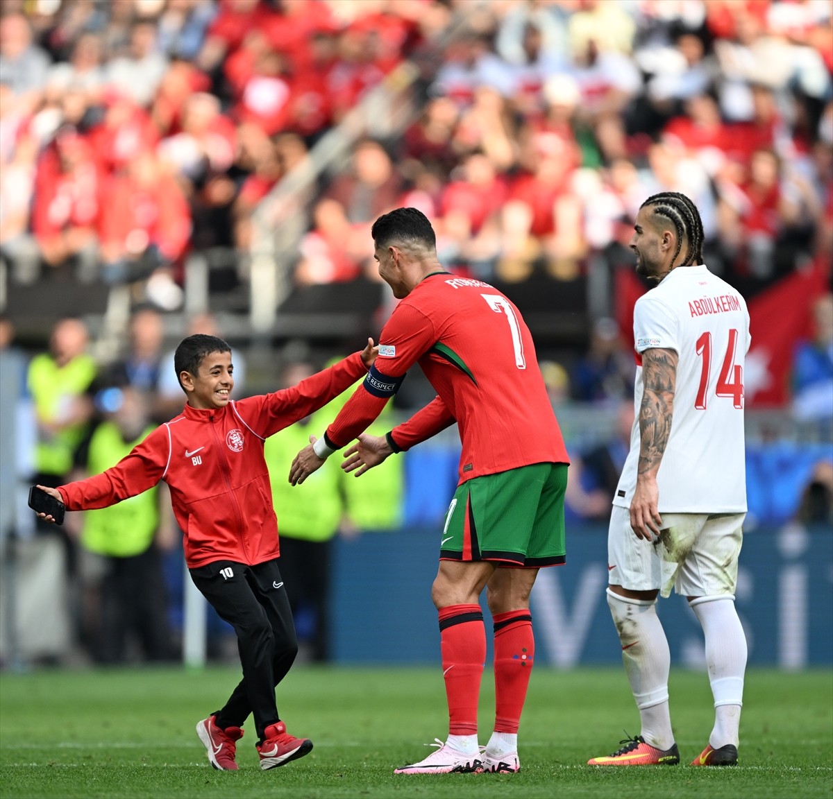 Heç bir maneə tanımayan sevgi... - FOTOLAR (VİDEO)