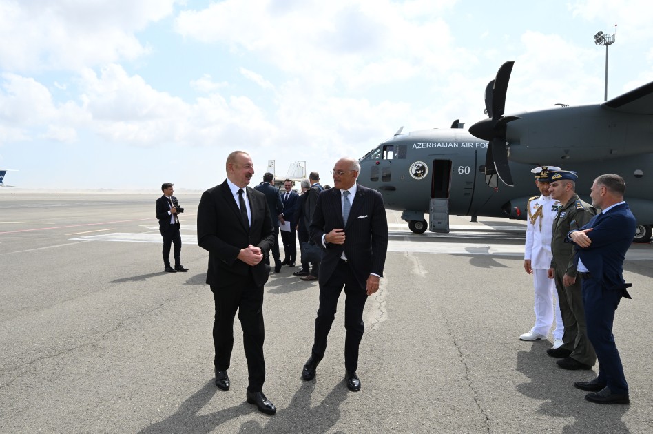 İlham Əliyevə hərbi təyyarə təqdim edildi - YENİLƏNİB (FOTOLAR)