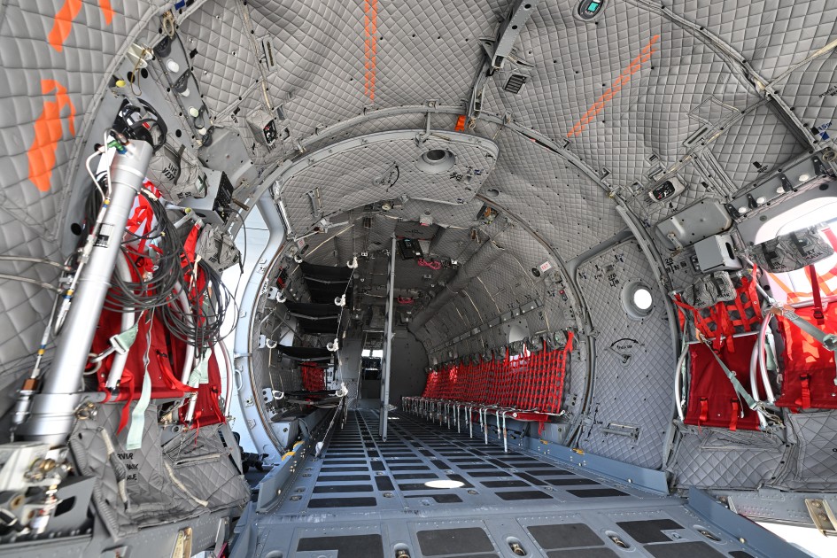 İlham Əliyevə hərbi təyyarə təqdim edildi - YENİLƏNİB (FOTOLAR)