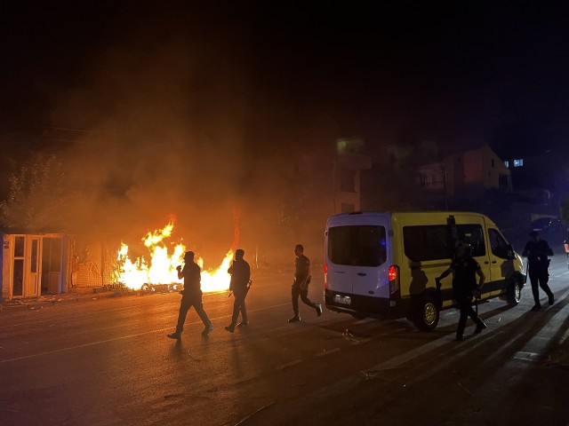 Azyaşlı qıza zorakılıq tətbiq etdi, xaosa səbəb oldu  - FOTOLAR