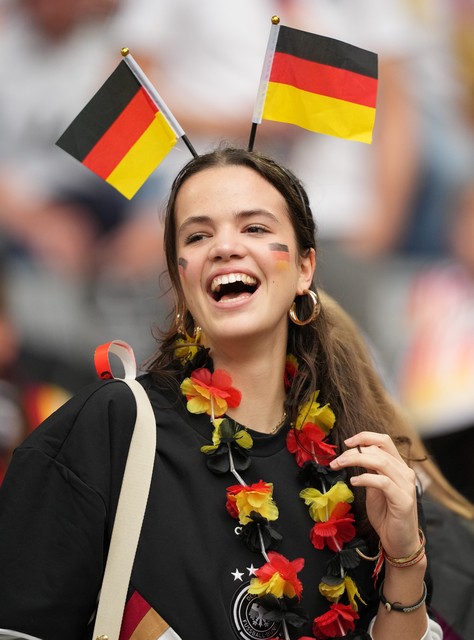 Avropa Çempionatının tribuna gözəlləri... - FOTOLAR