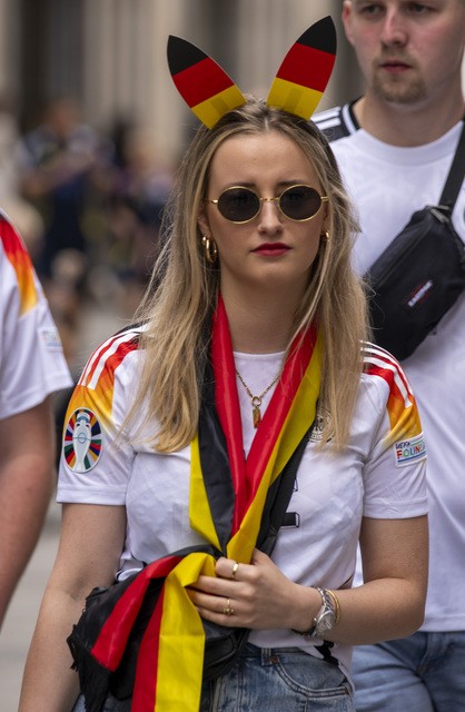 Avropa Çempionatının tribuna gözəlləri... - FOTOLAR