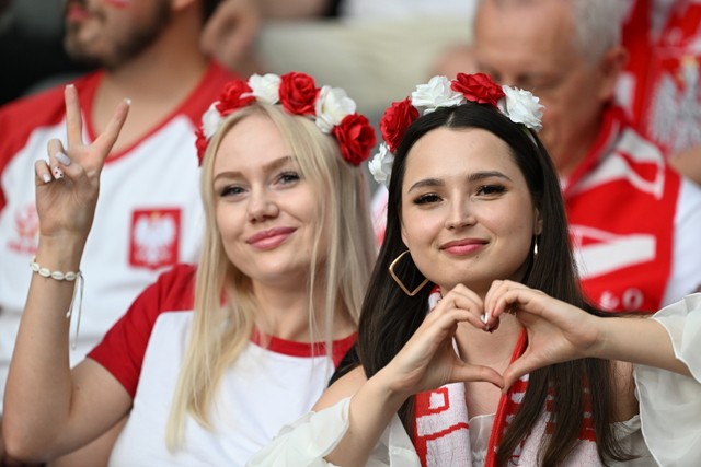 Avropa Çempionatının tribuna gözəlləri... - FOTOLAR