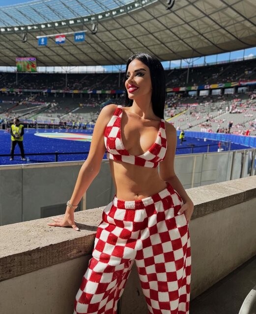 Avropa Çempionatının tribuna gözəlləri... - FOTOLAR