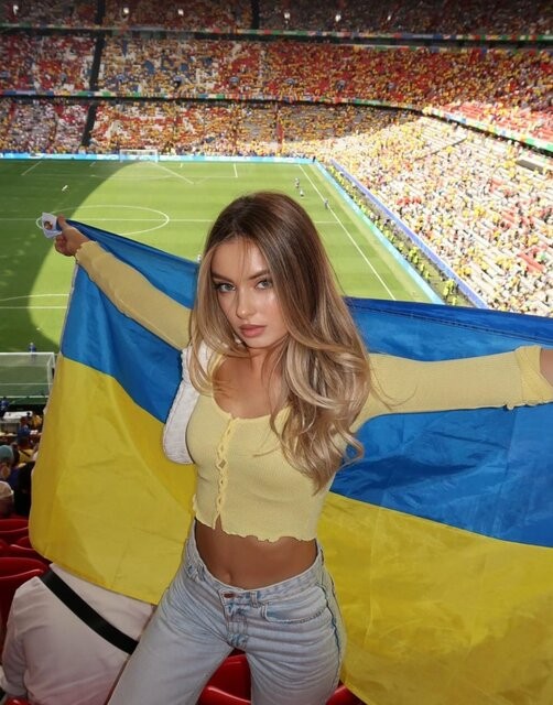 Avropa Çempionatının tribuna gözəlləri... - FOTOLAR