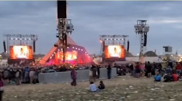 Boş ərazidə konsert verdi - FOTOLAR