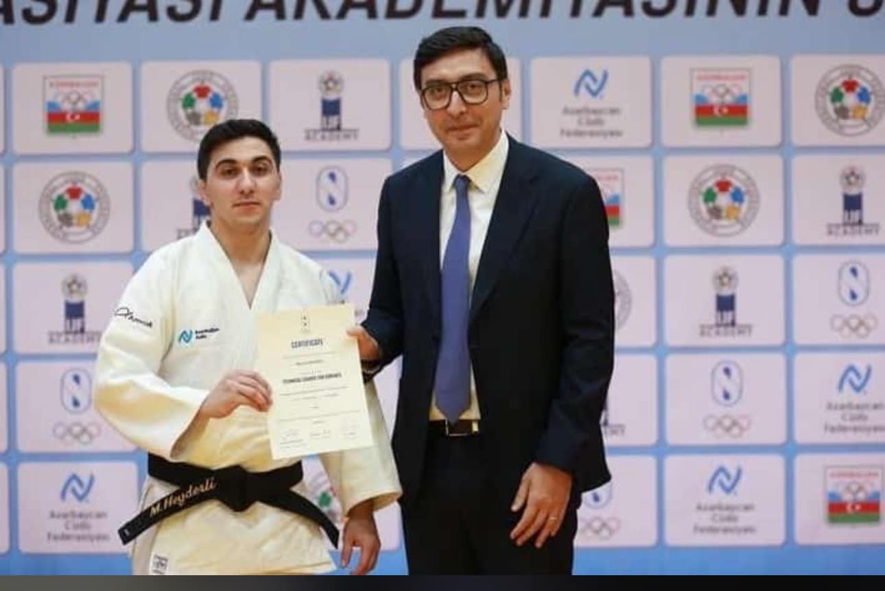 Yeni ailə quran baş məşqçi dünyasını dəyişdi - FOTOLAR