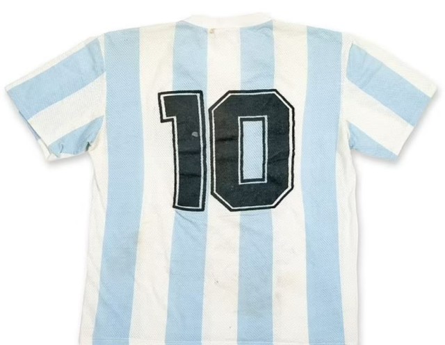 Maradonanın bu forması hərraca çıxarılır 