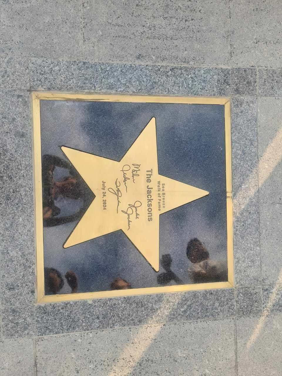 Maykl Ceksonun qardaşları Bakıya gəldi - VİDEO