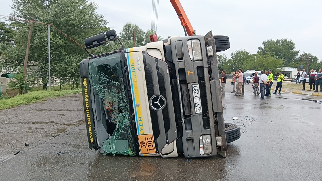 İmişlidə yanacaq daşıyan maşın aşdı, yaralılar var - YENİLƏNİB (FOTOLAR)