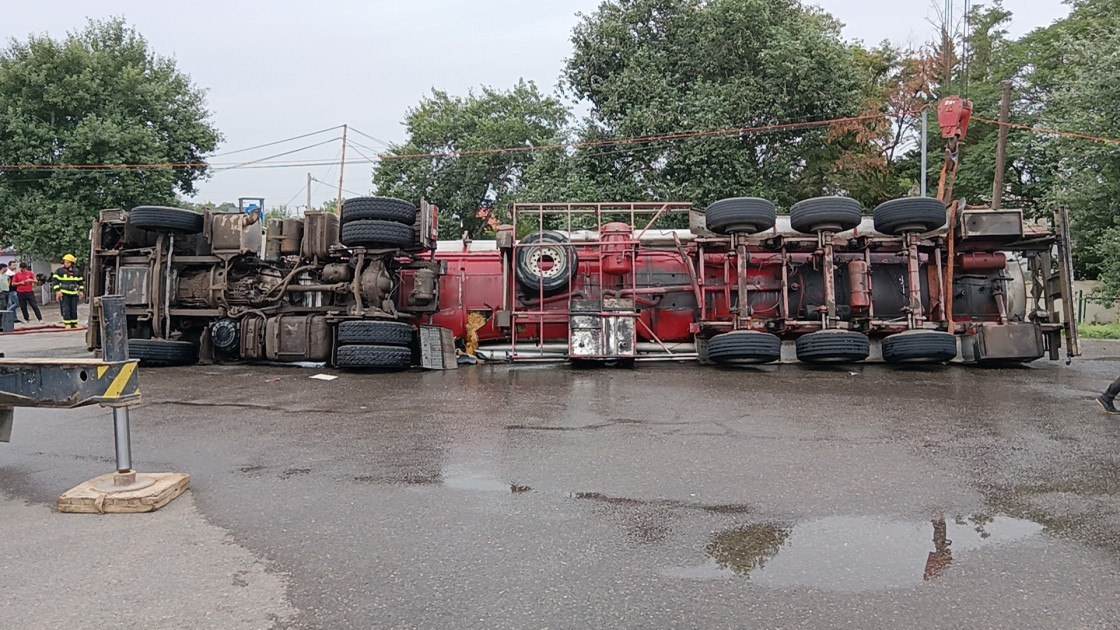 İmişlidə yanacaq daşıyan maşın aşdı, yaralılar var - YENİLƏNİB (FOTOLAR)
