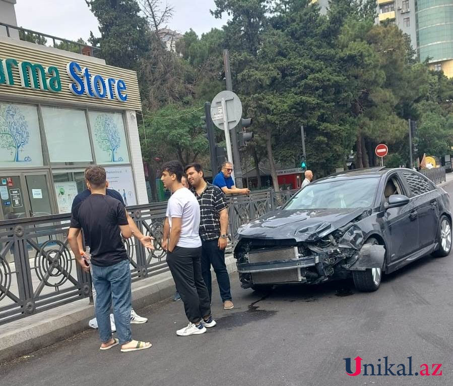 Paytaxtda iki avtomobil toqquşdu - FOTO