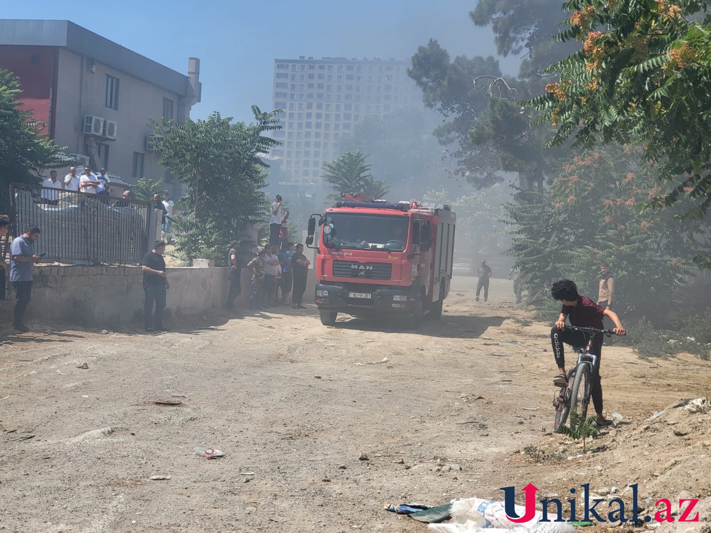 Paytaxtda boş ərazidə yanğın başlayıb - FOTO