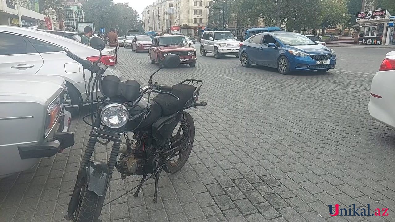 Motosiklet "parkovşik"i vurub xəstəxanalıq etdi - FOTOLAR