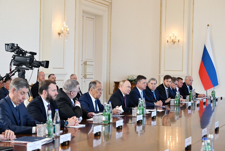 İlham Əliyevlə Putinin geniş tərkibdə görüşü keçirildi - FOTOLAR (YENİLƏNİB)